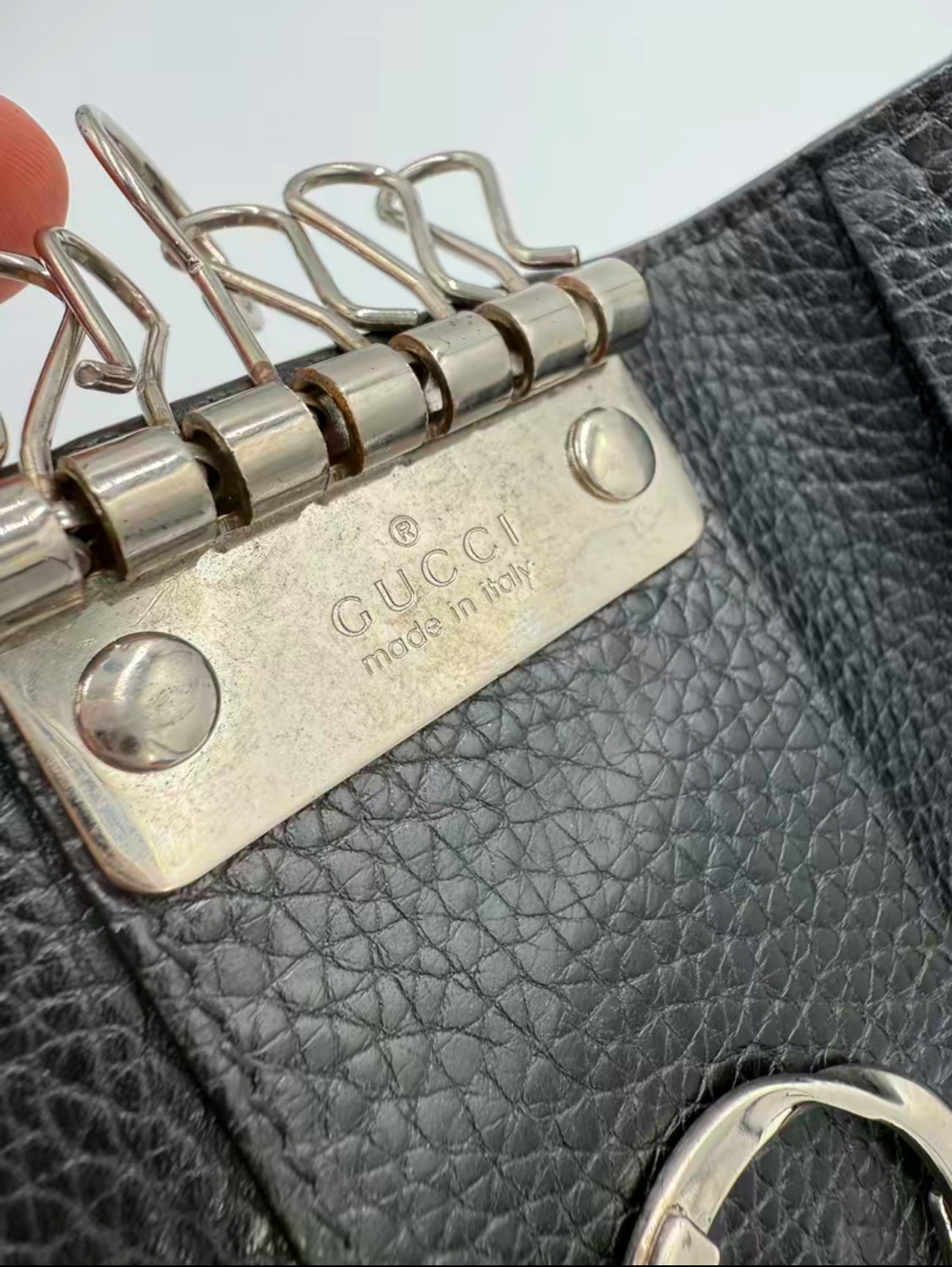 Gucci Black Pebbled Leather 6 Key Holder